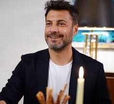 Fox tv'de yayınlanacak olan uzak şehrin masalı dizisinin yapımcılığını 25 film üstlenirken yönetmen koltuğunda hamdi alkan oturacak. Uzak Sehrin Masali Oyunculari Yonetmeni Senaristi Dizi Seti