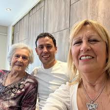 Agradecido y bendecido de poder compartir momentos que quedarán para  siempre en mi corazón con dos amadas mujeres, mi abuela Ana y mi madre @ betty.munoz.90 ❤️ Cariño, pasión, fuerza, convicción y una