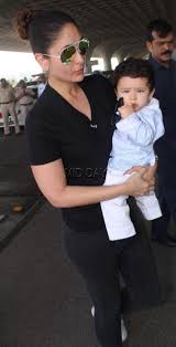 Photos Kareena Kapoor Khan S Son Taimur Plays With His Goggles Kareena Kapoor Khan Beautiful Bollywood Actress Kareena Kapoor