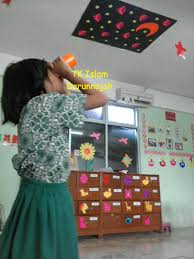Anak mengungkapkan cerita sederhana anak bertanya dengan kalimat sederhana mengetahui ciptaan tuhan anak menulis dengan rapi anak mencap dengan pelepah pisang Aku Senang Mengamati Benda Langit Ciptaan Allah