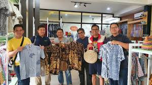 Di butuhkan sgra krywn untk jdi krywn tko toys. Pengalaman Belanja Batik Trusmi Cirebon Di Toko Batik Salma On My Way