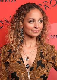 Nicole Richie Is Embracing Her Curls And We Hope She Never Stops Nicole Richie Hair Nicole Richie Style Nicole Ritchie