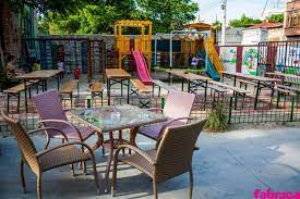 230 x lat 180 cm cu efect de trambulina. Salon Cu Loc De Joaca The Best Undercut Ponytail