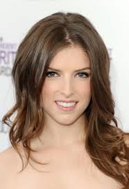 Find anna kendrick's latest hairstyle photos as well as red carpet fashion moments. Pin By Kara Patterson On Author S Casting Call At Eir Anna Kendrick Hair Layered Haircuts Brunette Hair With Highlights