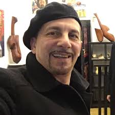 قلب على حمص ،اطلالات ثقافية متنوعة النحات ربيع الأخرس ولد في مدينة حمص،  1951. تخرج من كلية لفنون الجميلة قسم النحت من جامعة دمشق عام ١٩٧٨م . اشتهر  بأعماله الميدانية الكبيرة قاربت