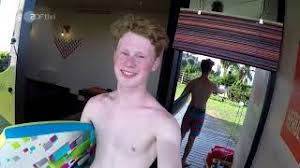 Das passwort muss mindestens einen großbuchstaben enthalten. Die Jungs Wg In Barcelona Auf Zdftivi De Youtube