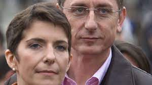 A képek gyurcsány ferencet, feleségét dobrev klárát, illetve vlagyimir putyint közösen ábrázolták, a volt miniszterelnök azt mondja egy szóbuborékban: Gyurcsany Ferenc Es Felesege Sorra Nyerik A Pereket Varosi Kurir