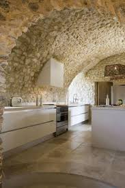 Resistente al caldo e al freddo, i rivestimenti interni in pietra sono un'ottima soluzione per il tuo arredamento. Una Casa In Pietra In Puglia Homify Case In Pietra Case Di Design Case Antiche