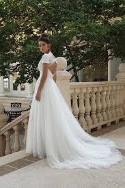 Jede frau hat ihre eigene vorstellung, wie ihr die vielzahl der verschiedenen hochzeitskleider ist in den letzten jahren enorm gestiegen. Weisses Kurzarm Brautkleid Mit V Ausschnitt Und Tullrock Von Sincerity Modell 44089 Heiraten Mit Braut De