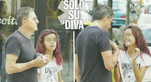 In 1994 he started working as an actor for scherzi a parte and then as host of seven show on broadcaster europa 7. Nadia Toffa Teo Mammucari Assente Dopo Le Polemiche Si Rilassa Con La Figlia Julia