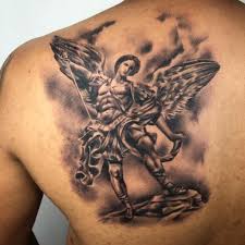 La especialista en temas esotéricos, migene gonzález wippler, en su libro angelorum (1999) recomienda un ritual a arcángel miguel para invocar su ayuda, en momentos de grandes dificultades. San Miguel Arcangel Por Mike Mendez El Perla Negra Tattoo Studio Facebook