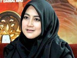 Pipik dian irawati popon (lahir di semarang, 26 november 1975; 6 Tahun Ditinggal Uje Ini Dia Pabrik Uang Umi Pipik Yang Membuatnya Tajir Melintir Sampai Punya Restoran Semua Halaman Sajian Sedap