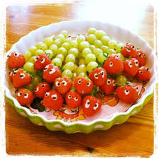 Raupe Nimmersatt Fur Den Kindergeburtstag Mit Trauben Und Von Kunstfan Kindergeburtstag Essen Deko Kindergeburtstag Essen Fingerfood Kindergeburtstag