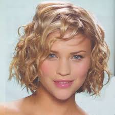 Notre sélection de coupes cheveux gris qui ne font pas mamie ! Cheveux Boucles Courts Permanente Cheveux Court Cheveux Courts Ondules Coiffure Cheveux Frises