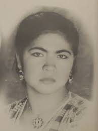 Mario Fernando Toscano Ramírez nos envía esta foto en la que aparecen  varios miembros de su familia posando con el camión de pasajeros, que  manejaba su papá. Saquen la cuenta más o