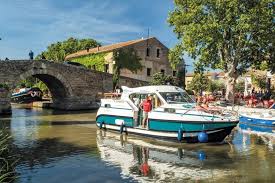 Het Canal Du Midi Met Een Rivierboot Te Huur In Port Lauragais Nicols Zuid Frankrijk 11e Eeuw Frankrijk