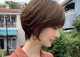 似合わないって決めつけてない 失敗しらずの 丸みショート なら小顔見えも叶う 美髪 50代 ヘアスタイル ショート ヘアスタイリング