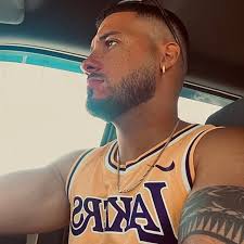 Le gusta la farándula y de película se viste