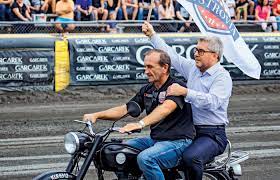 Nieprzerwanie zasiada w parlamencie europejskim, a od 2018 r. Po Co Politycy Pis Ida Do Zwiazkow Sportowych Partia I Sport Polityka Pl