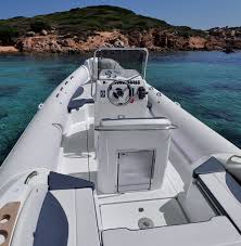 Presentato dalla nuova jolly alla 53° edizione del salone nautico di genova il 23 cabin, un gommone cabinato di soli 7 metri in grado di essere carrellato. Prince 24 Nuova Jolly Marine S R L