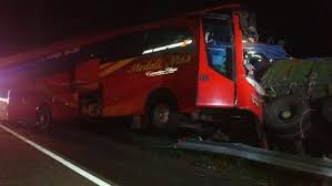 Kernet memastikan dan mencari posisi. Sopir Ngantuk Bus Seruduk Truk Kernet Tewas Timlo Net
