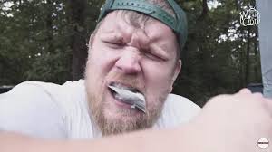 De la imaginarul personaj hulk la femeia care poate zdrobi cu mâinile goale doze pline cu bere, panoplia personajelor puternice este cât se poate de ciudată. E Unul Dintre Cei Mai Puternici Oameni Din Lume Rupe Lejer O Carte De Telefoane