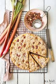 Rhabarber Kuchen Mit Pudding Und Haselnuss Streusel Ina Isst Rezept In 2020 Rhabarberkuchen Pudding Kuchen Rhabarber