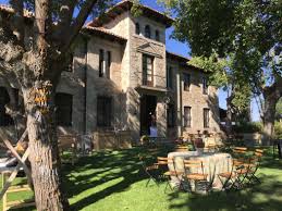Comprueba que la finca para bodas en madrid donde celebrarás tu boda o evento tenga todas las a continuación mostramos un listado de fincas para bodas en madrid que actualmente están siendo. Donde Se Grabo La Casa De Papel La Tienda De Papel