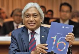 The 2016 bank negara malaysia annual report embargo : Bank Negara Malaysia Central Bank Of Malaysia Official Governor Posing For The Press With The Bank S 2016 Annual Report Facebook