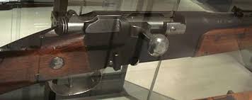 It is a repeating rifle that can hold eight rounds in its forestock tube magazine plus one round in the transporter. Lebel Model 1886 Rifle Wikiwand