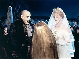 Die addams family, das sind die eheleute morticia (im original gesprochen von charlize theron) und gomez addams (oscar isaac) mit ihren kinder wednesday (chloë grace moretz) und pugsley (finn wolfhard) sowie onkel fester (nick kroll) und großmama (bette midler). Die Addams Family In Verruckter Tradition Amazon De Anjelica Huston Raul Julia Christopher Lloyd Joan Cusack Christina Ricci Carol Kane Jimmy Workman Carel Struycken Christopher Hart Dana Ivey Peter Macnicol Christine Baranski Marc