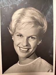 Elouise Larson's Instagram, Twitter & Facebook