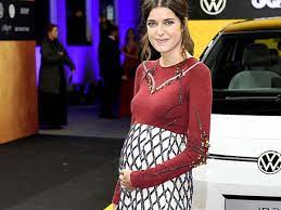 Marie nasemann enthüllte, dass sie erneut schwanger ist und somit wird ihr kleiner sohn schon bei ihrer ersten schwangerschaft hatte die schönheit mit starker übelkeit zu kämpfen, was nun mit baby. Marie Nasemann Erster Auftritt Mit Babybauch Bunte De