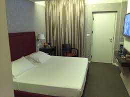 Die lage ist sehr zentral zwischen. Fenster Zwischen Bad Und Schlafzimmer Bild Von Blue Relais Maggiore Castelletto Sopra Ticino Tripadvisor