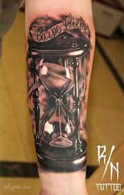 Tatuajes Del Reloj De Arena Significado Belagoria La Web De Los Tatuajes No todos los tatuajes tienen que tener un significado, los tatuajes de enredaderas son bonitos y con eso basta. tatuajes del reloj de arena significado