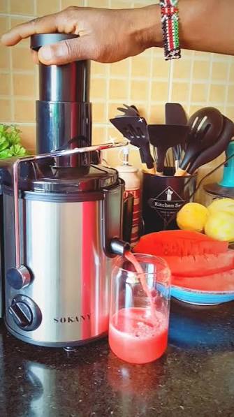 Especificaciones Técnicas Extractor de Jugo SOKANY 800 Watts SK-4000:  🔸Marca: SOKANY 🔸Modelo: SK4000 🔸Material: Acero inoxidable y plásticos  libres de BPA 🔸Potencia: 800W 🔸Capacidad: 800 ml 🔸Velocidades: 2  (1300016000 RPM, 1800022000 RPM)