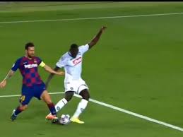 El defensor nacional se arriesgó en una jugada, le arrebató el balón a lionel messi y luego lo eludió con una finta. Lionel Messi Lesion Barcelona Vs Napoli Champions League Noticias Futbol Champions League Futbolred