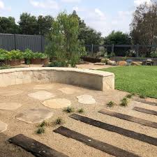 Curved Sandstone Garden Seat Recycled Timber Set Into Granetic Sand Just Add A Fire Pit Enjoy Zitplaatsen In De Tuin Melbourne