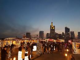 Der Blick Auf Die Skyline Ist Atemberaubend Und Dank Der Stimmungsvollen Dekoration Und Zwolf Buden Hat Sich Das Dach Des Parkhauses Kon Skyline Frankfurt Park
