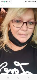 Hi everyone! My name is Elena, and I've recently discovered a new passion:  making candles. I'm especially inspired by flowers, and I try to reflect  their beauty and delicacy in each candle