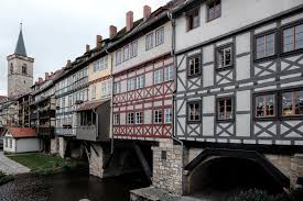Durch die beidseitige bebauung mit insgesamt 32. Kramerbrucke Erfurt Germany