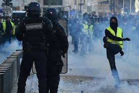 L'acte iv des gilets jaunes, malgré une mobilisation sécuritaire hors normes, se révèle aussi violent que les précédents. Gilets Jaunes Tensions A Paris Et En Province