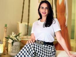 Designer Zara Usmrigar To Showcase Her New Collection At Paris Fashion Week Giving us a serious seventies disco vibe (think parveen babi), sonakshi posed for the photogs in her beaded zara umrigar gown. designer zara usmrigar to showcase her