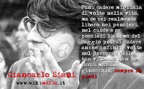 Un murale per giancarlo siani a napoli nel luogo dove ha vissuto e dove è stato ammazzato dalla di paolo siani ricordare giancarlo siani con un sorriso, con l'espressione dei suoi 26 anni: Giancarlo Siani Puoi Cadere Qualcosa Di Sinistra Facebook