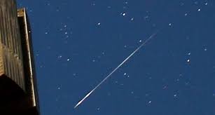 Malam itu diprediksi kecerahan bulan berkurang 38 persen sehingga hujan meteor akan tampak cukup jelas. Puncak Hujan Meteor Perseid Catat Waktunya