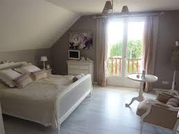 Le taupe pour une chambre de bébé cela fonctionne aussi pour le linge de lit, deux options couleur : Chambre Romantique Vieux Rose Et Blanc Deco D Hier Et D Aujourdhui