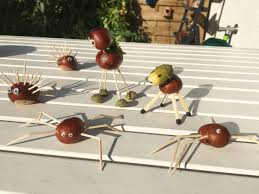 Möchtet ihr zum beispiel den igel basteln, piekst du. Basteln Mit Kindern Eine Kastanie Ist Eine Kastanie