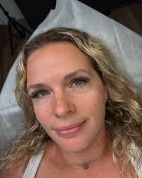 Which brows suit her face better? TOP OR BOTTOM? Before or after? 🍒😮‍💨  My beautiful client struggled with the fullness of her brows, assymetry  made them hard to fill in, and she