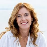 Eileen Barrett's Instagram, Twitter & Facebook