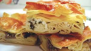 2 su bardağı un bir kaba konulur ortası açılarak, yumurtalar, su ve tuz konulur. Ev Boregi Nasil Yapilir Iste Patatesli Kiymali Ve Peynirli Ev Boregi Tarifi Yemek Tarifleri